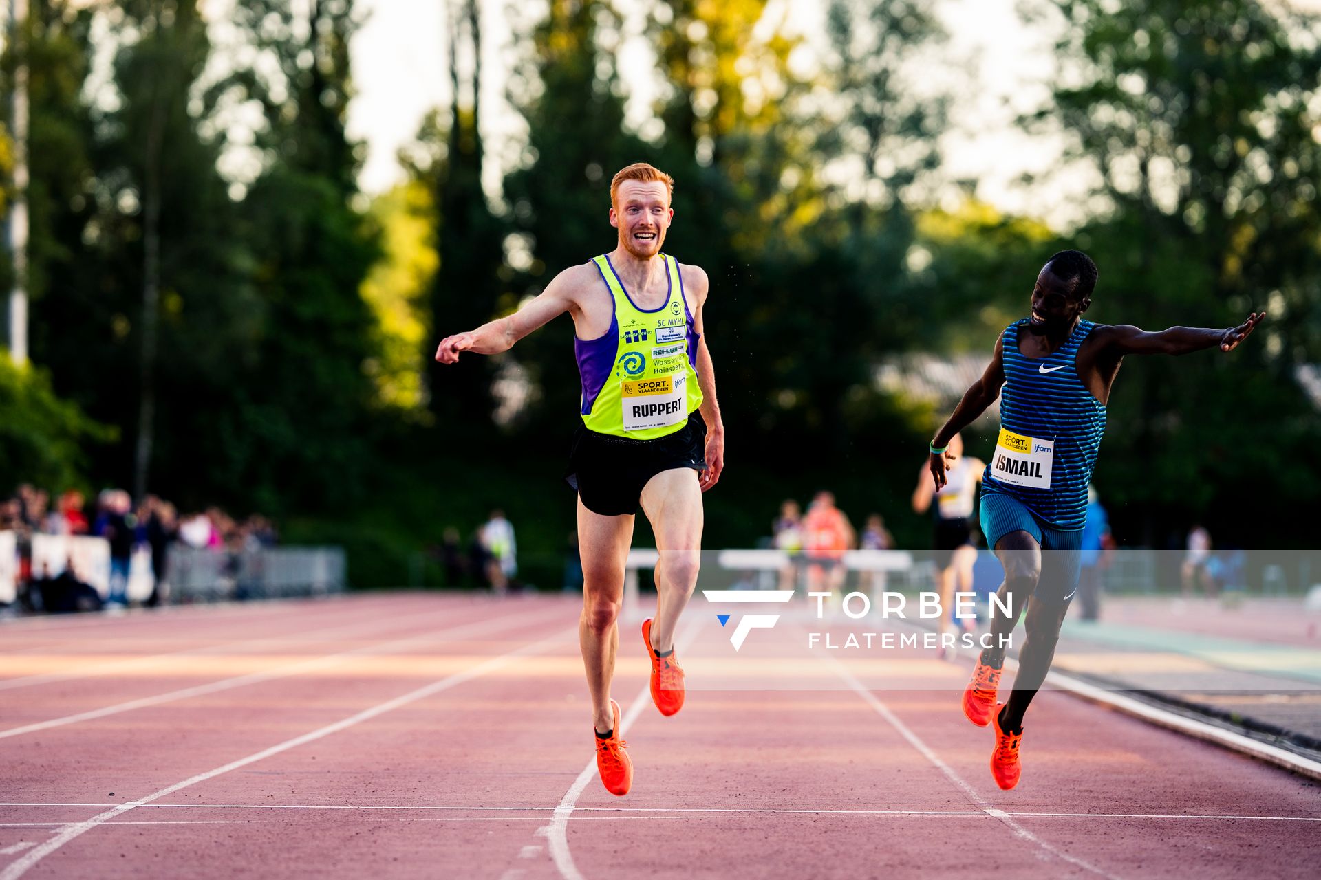 Frederik Ruppert (Germany) neben Mohamed Ismail (Djibouti) auf der Zielgeraden ueber 3000m Hindernis am 28.05.2022 waehrend der World Athletics Continental Tour IFAM Oordegem in Oordegem